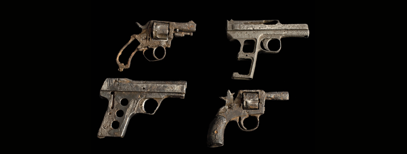 Zbiór czterech destruktów broni krótkiej. Dwa małe rewolwery i dwa pistolety.