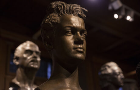 Trzy rzeźby Alfonsa Karnego wykonane z brązu. Na pierwszym planie głowa Mariana Korzybskiego zwanego Dzidkiem, w tle rzeźby głów Jana Czochralskiego i Fryderyka Chopina.
