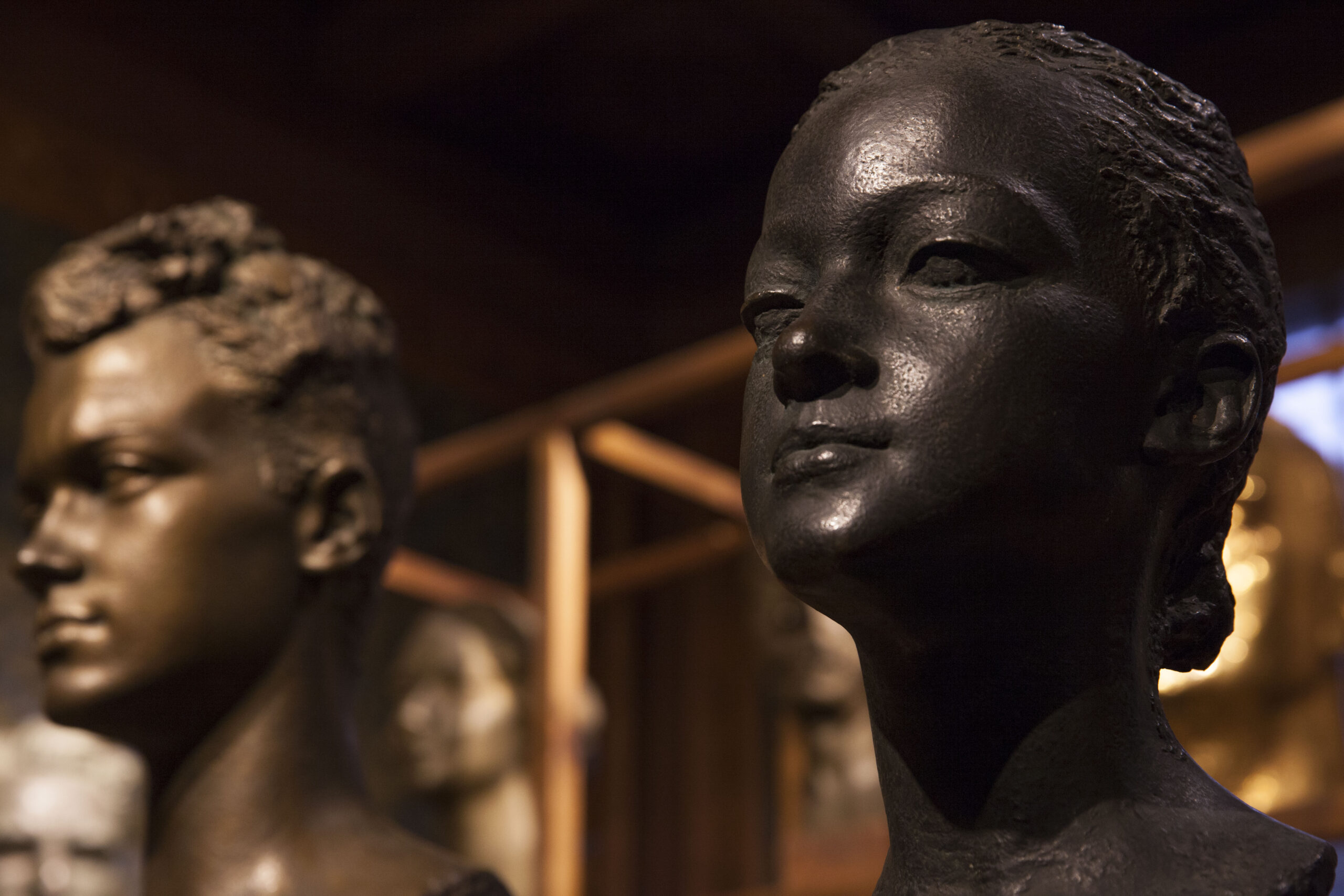 Dwie rzeźby Alfonsa Karnego wykonane z brązu. Są to głowy Mariana Korzybskiego, zwanego Dzidkiem, na drugim planie, i na pierwszym planie jego siostry Joli.