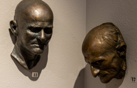 Na ścianie wiszą dwie maski pośmiertne wykonane z brązu, z lewej Feliksa Stamma, z prawej Juliana Tuwima.