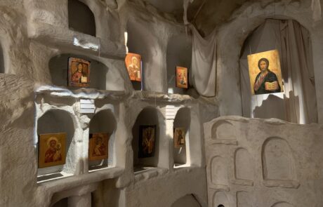 Aranżacja Sali Kanonu to katakumby rzymskie. W niszach widoczne ikony z XVIII i XIX wieku. Wśród nich wizerunek Chrystusa Pantokratora. Panuje półmrok, a delikatne światło pada na poszczególne ikony.