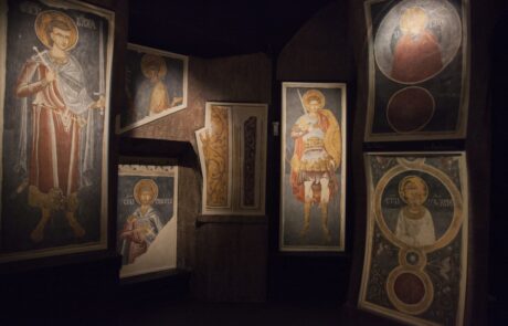 W przyciemnionej sali siedem fragmentów XVI wiecznych supraskich fresków. Jasne punktowe światło rozświetla oblicza Św. Nikity, Oresta, Dymitra, Thalusa, Jerzego.