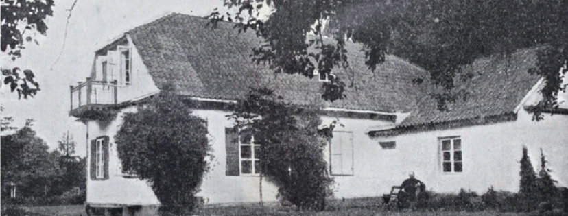 Czarnobiała fotografia przedstawiająca dwór Zygmunta Glogera w Jeżewie Starym. Na pierwszym planie postać mężczyzny, w oddali potężne dwa drzewa.