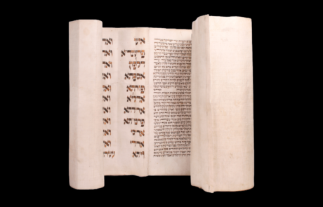 Rozwinięty fragment zwoju Tory czyli biblii z ukazanym fragmentem tekstu w języku hebrajskim.