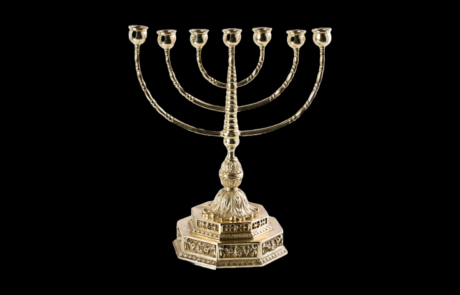 Siedmioramienny świecznik żydowski – menora, jeden z najstarszych i najbardziej rozpoznawalnych symboli żydowskiej sztuki kultowej. Jej wizerunek wykorzystano w herbie Izraela.