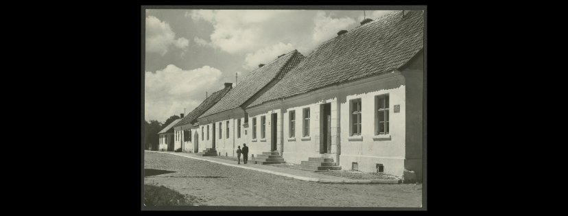Pocztówka przedstawiająca brukowaną zabytkową ulicę Kaczorowską w Tykocinie oraz domy mieszkalne z XVI w.