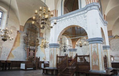 Wnętrze Wielkiej Synagogi ukazujące aron ha-kodesz czyli szafę ołtarzową, w której przechowywano Torę oraz bimę czyli podwyższenie, z którego odczytywano Torę.