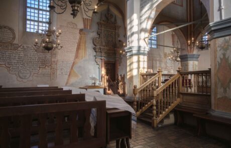 Wnętrze Wielkiej Synagogi. Po prawej bima czyli podwyższenie, z którego odczytywano Torę. Po lewej stronie ławy do siedzenia. Po środku aron ha-kodesz czyli szafa ołtarzowa do przechowywania Tory.