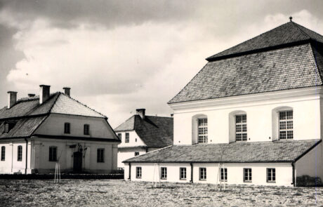 Fotografia czarnobiała przedstawiająca kompleks budynków po tykocińskiej gminie żydowskiej obecnie siedziba Muzeum w Tykocinie - Oddział Muzeum Podlaskiego w Białymstoku.