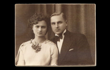 Fotografia portretowa przedstawiająca małżeństwo tykocińskich nauczycieli z okresu XX w. : Lucynę i Wacława Białowarczuk.